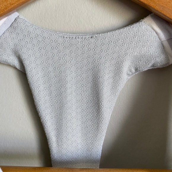 Lululemon Women's Deep Breath Tank Top Gray Stripe Size 4 V-neck Built in‎ Bra - Picture 4 of 12